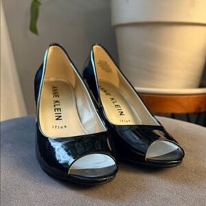 Anne Klein Meredith Black Patent Peep-Toe Block Heels size 7.5 Classic Preppy